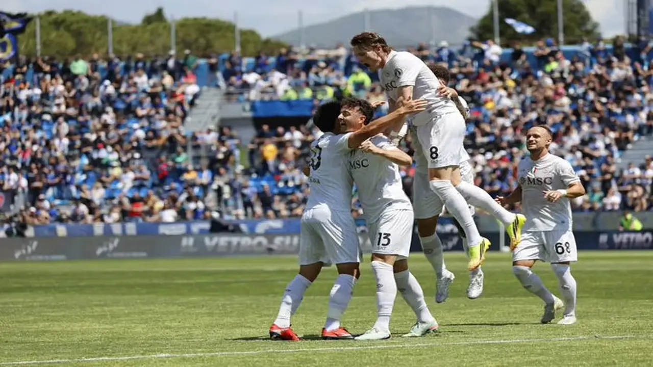 نابولي يحقق فوزًا كبيرًا على بيزا ويضمن مقعده في دوري الأبطال